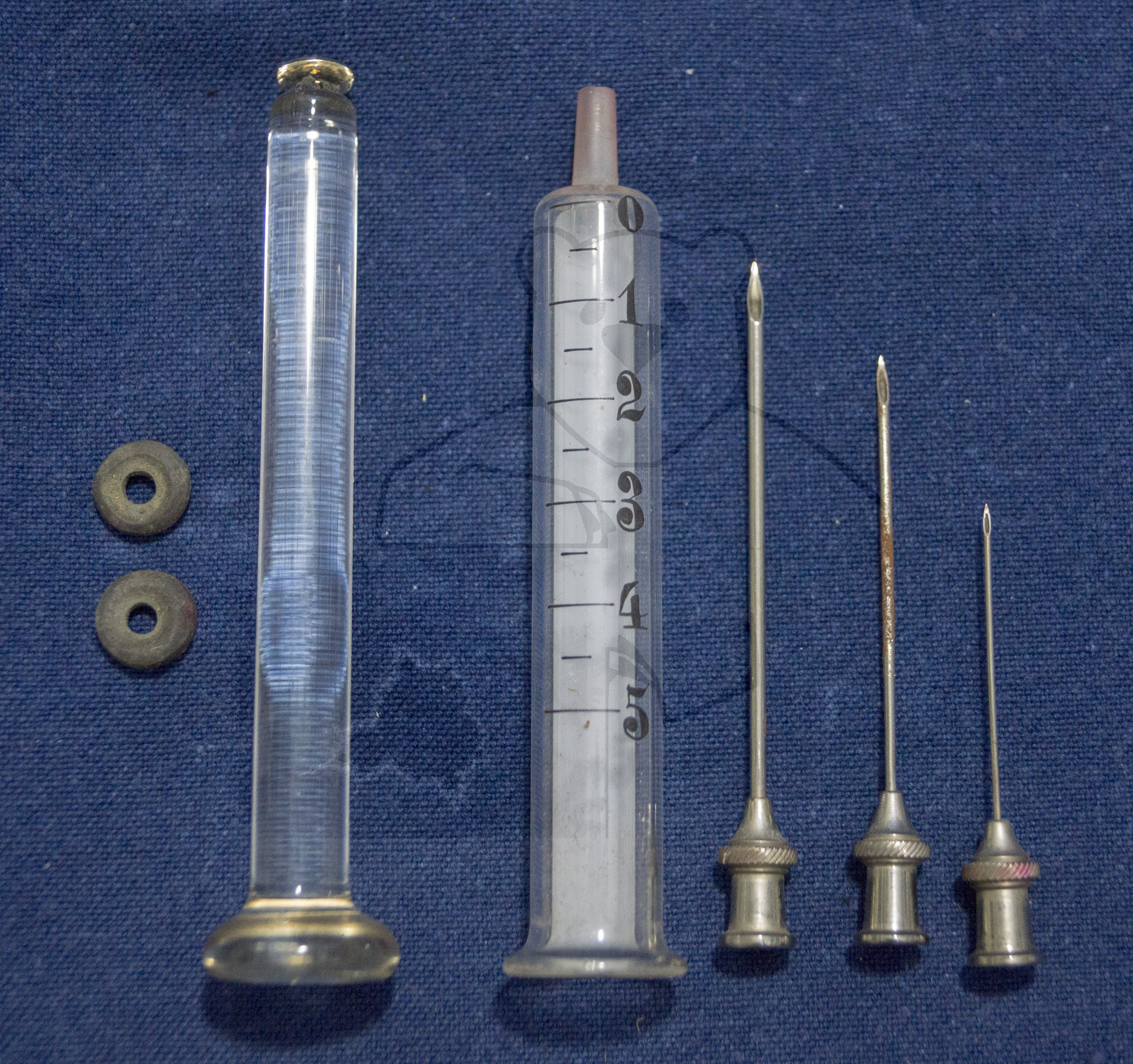 Handgemachte Glasspritze und Kanülen, um 1900, Spritze, Stempel, Kanülen, Dichtungen und Reinigungsdrähten